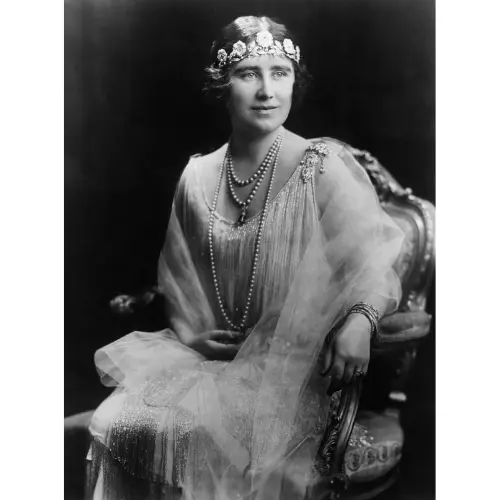 Queen mother wears the Strathmore tiara