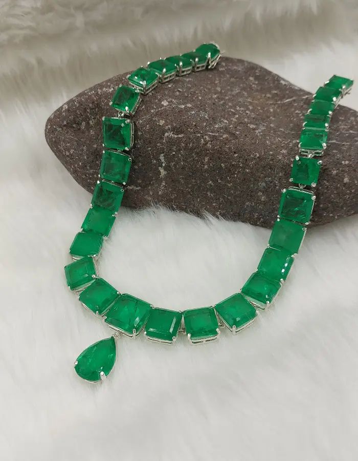 Salma Hayek emerald necklace
