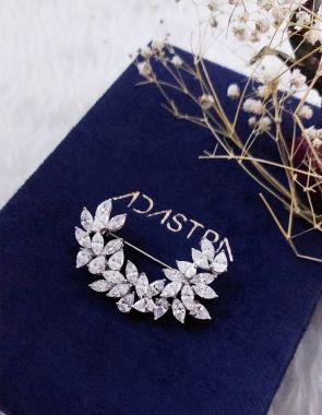 fine jewelry brooch pin diamond